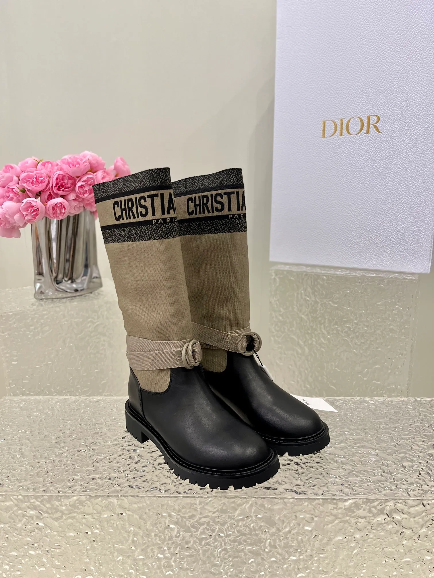 👟👟Ex-factory price 600👟👟 D-MAJOR Dior mid-calf boots This D-Major boot is elegant and full of personality. Crafted from technical fabrics and black calfskin, it draws inspiration from the Book Tote bag and features the CHRISTIAN DIO* signature. The adjustable straps and notched sole are embellished with CD initials as a finishing touch. Upper: technical fabric/cowhide lining: sheepskin lining Heel height: 3.5cm Tube height: about 32cm Tube circumference: 37cm Size: 35-39 (40/41 customization is not returnable)